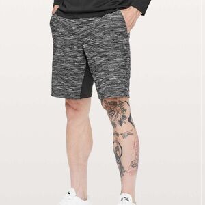 Lululemon Men’s T.H.E. Short Linerless 9” All Court Texture White Black Shorts M